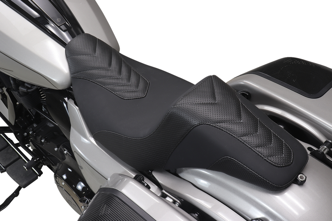 MUSTANG Signature Series Squareback™ Seat - Gripper Vinyl - Chevron - Gunmetal Stitch - FLH/FLT '23-'25 76324GM